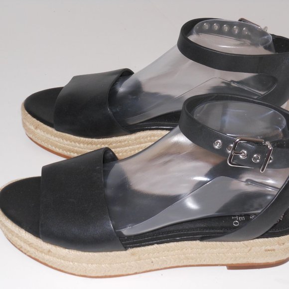 VINCE CAMUTO BLACK GENUINE LEATHER SANDALS SIZE 9.5 MEDIUM - Picture 2 of 7